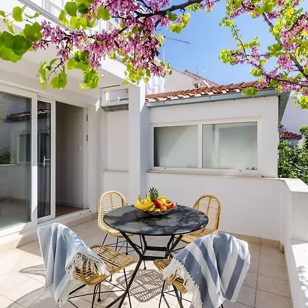 Sea Shell - Triplex Three-bedroom With Terrace *